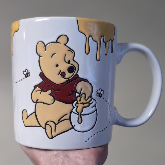 ❌SOLD❌Disney Winnie The Pooh Classic Pooh Bear Mug with Honey Drip Design 🍯 - Picture 2 of 6